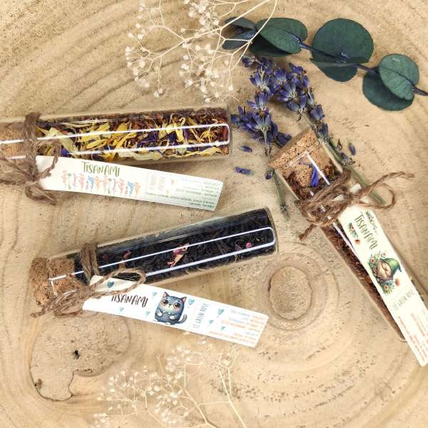 Te verde con petali di rosa in provetta di vetro